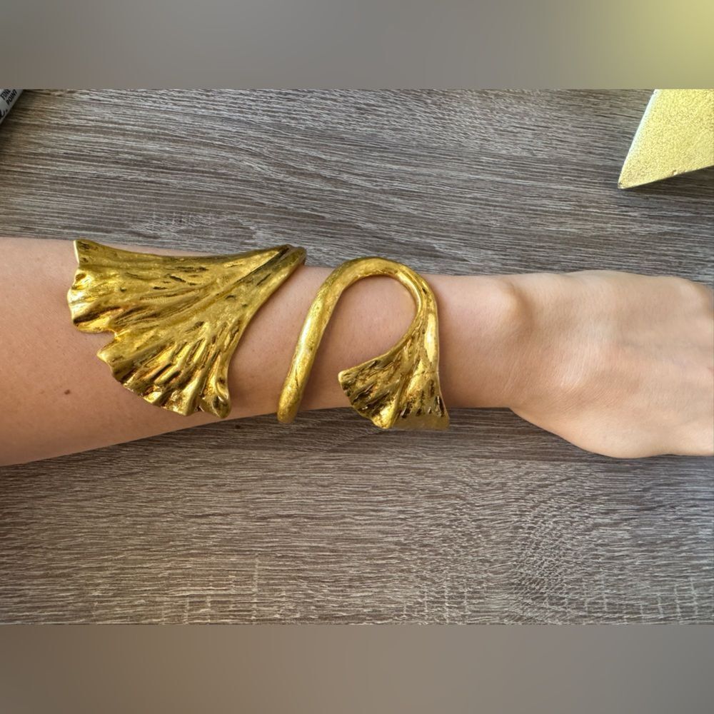 Elegant Gold Leaf Bracelet A1500 - Picture 3 of 3